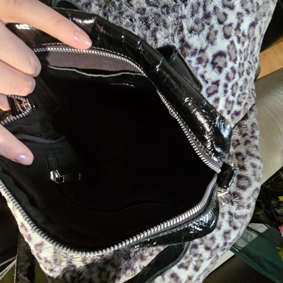 Núnoo | Patent Leather Black Crossbody Bag - Picture 10 of 11
